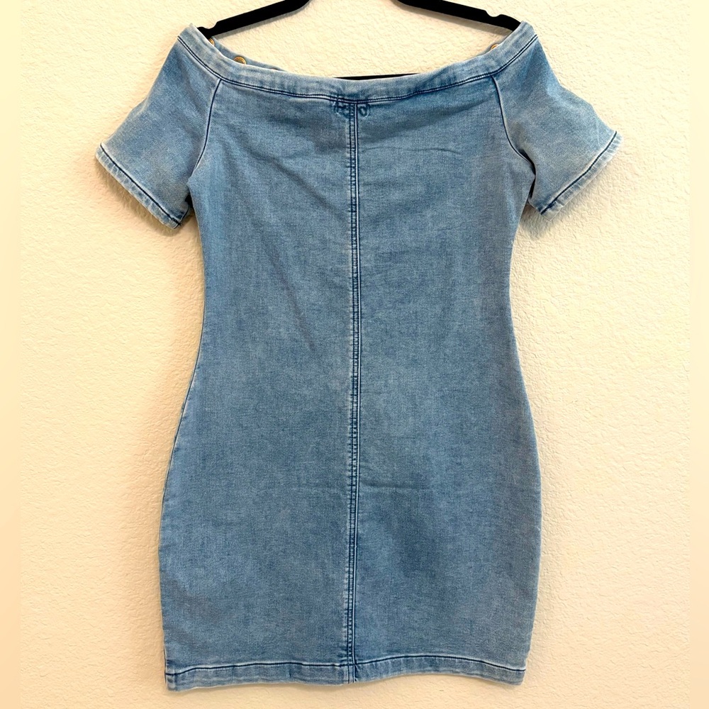 BEBE Off-Shoulder Denim Bodycon Dress – Grommet Detail – Size 6‎ - Picture 4 of 11